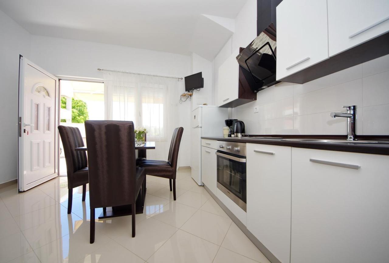 Apartmani Emili Sukošan Esterno foto
