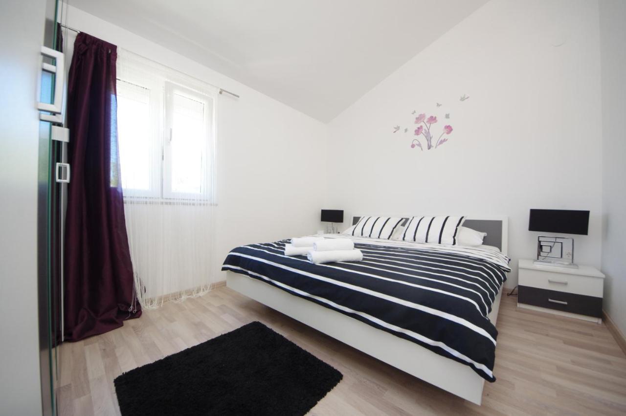 Apartmani Emili Sukošan Esterno foto