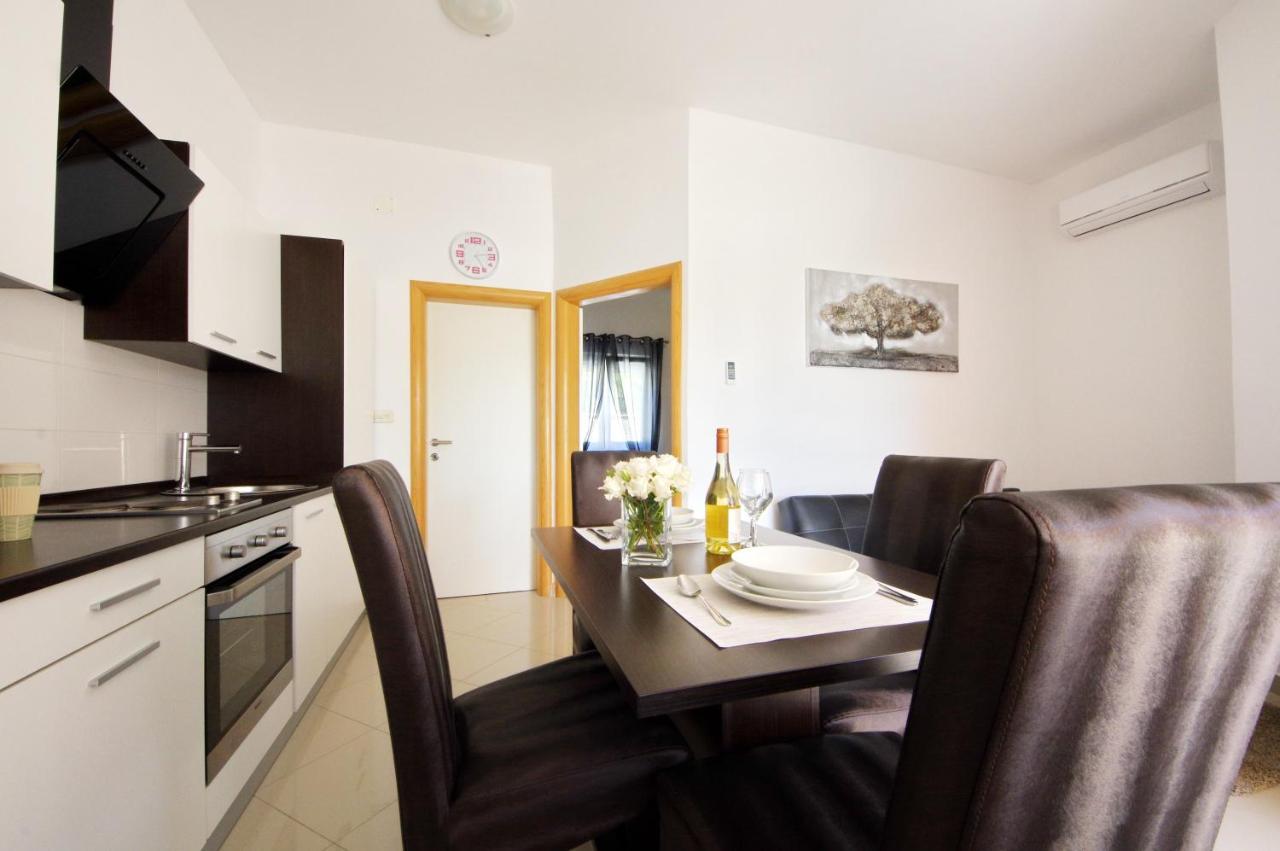 Apartmani Emili Sukošan Esterno foto